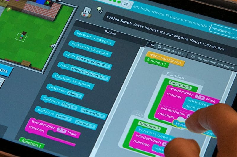 Ein Blockly Editor wird auf einem iPad angezeigt