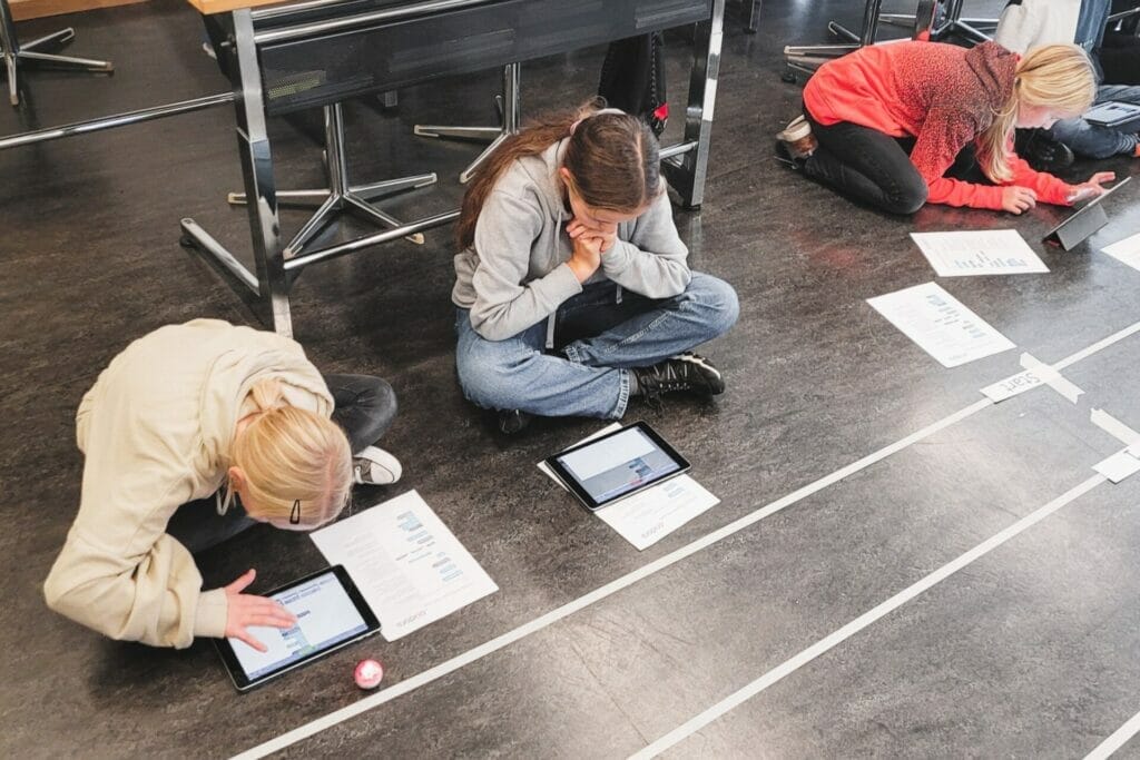 Schulkinder programmieren mit ihrem iPad Sphero Roboter im Klassenzimmer