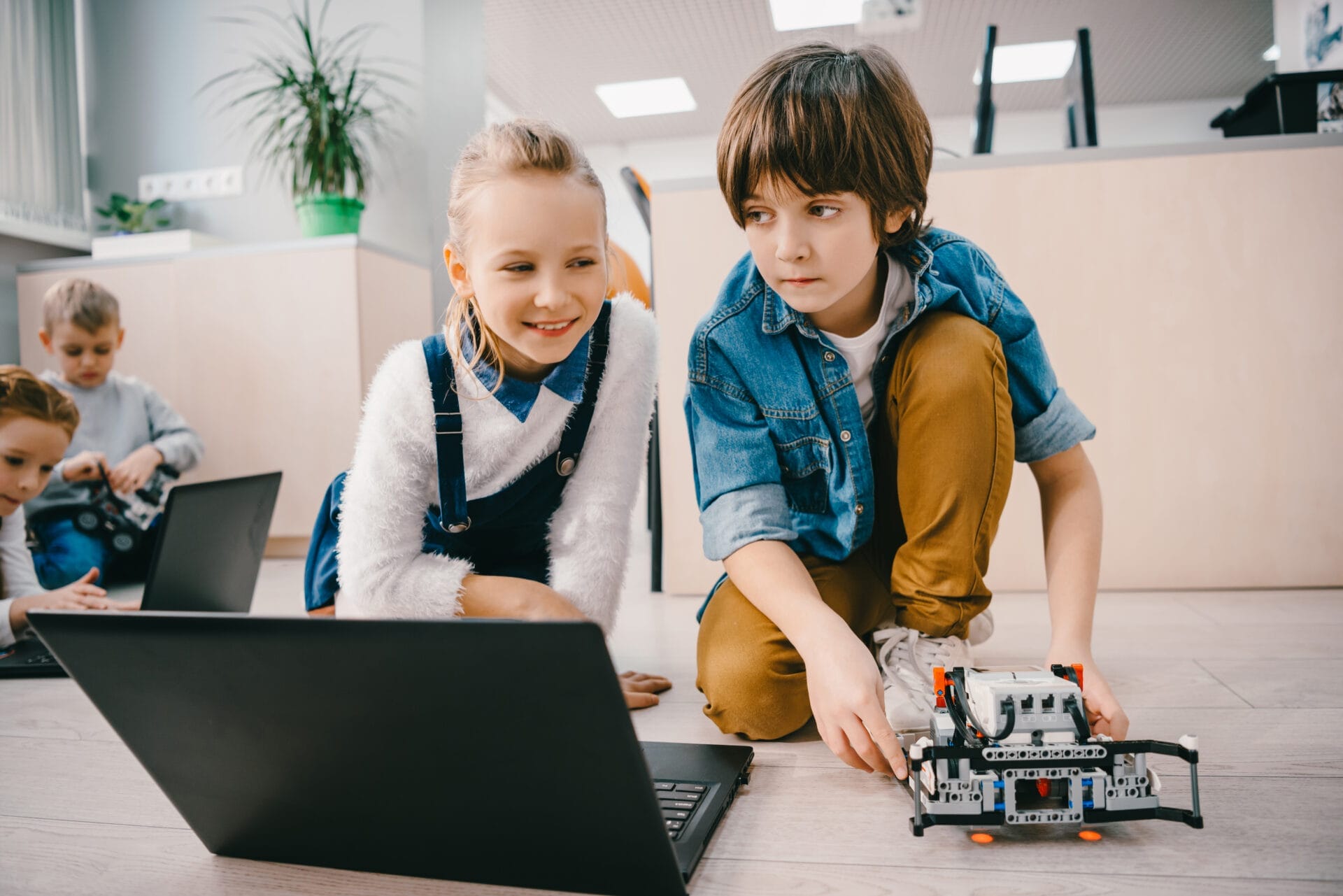 Ein Junge und ein Mädchen experimentieren mit einem Roboter