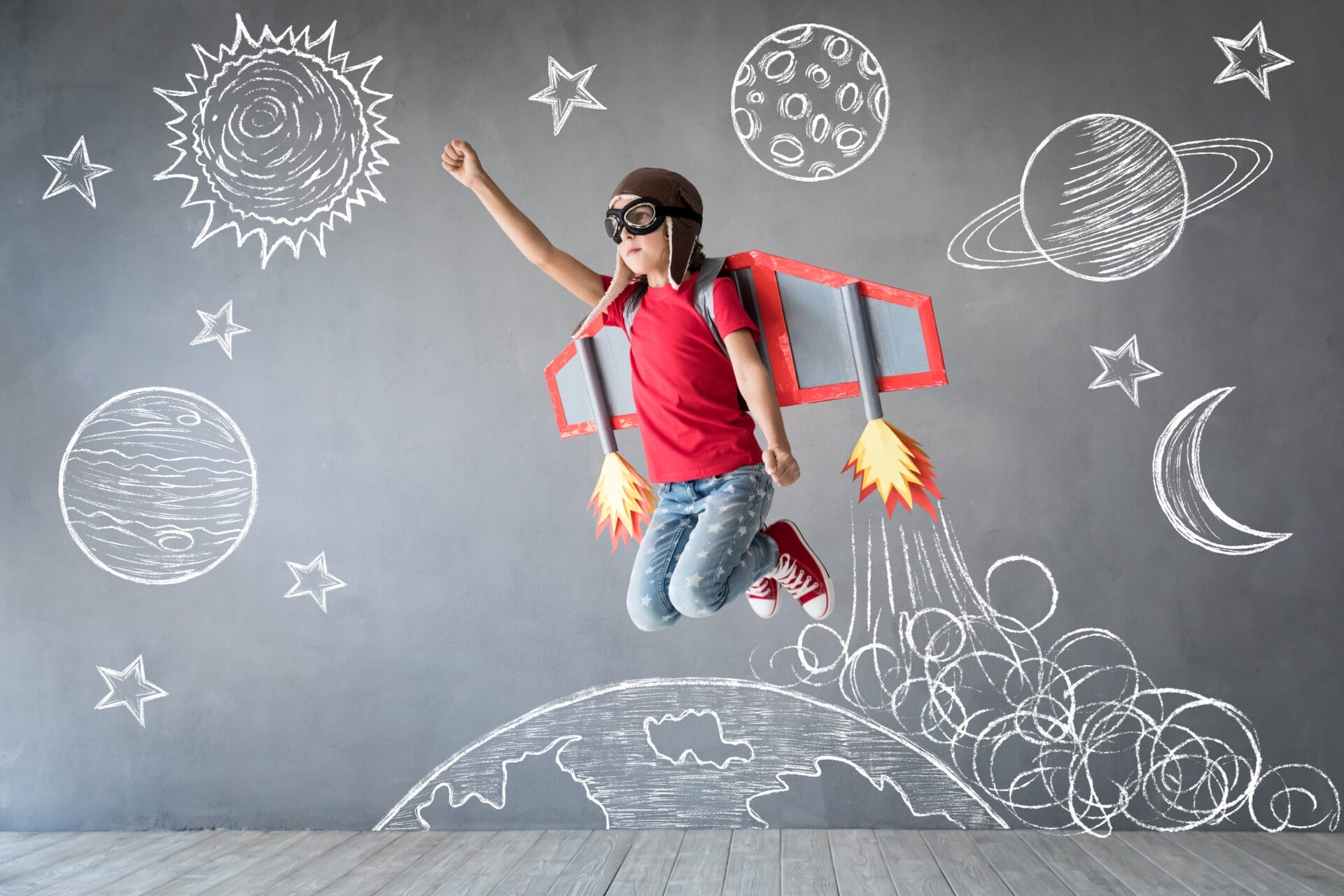 Ein glückliches Kind hebt mit der eigenen kreativen Idee ab.