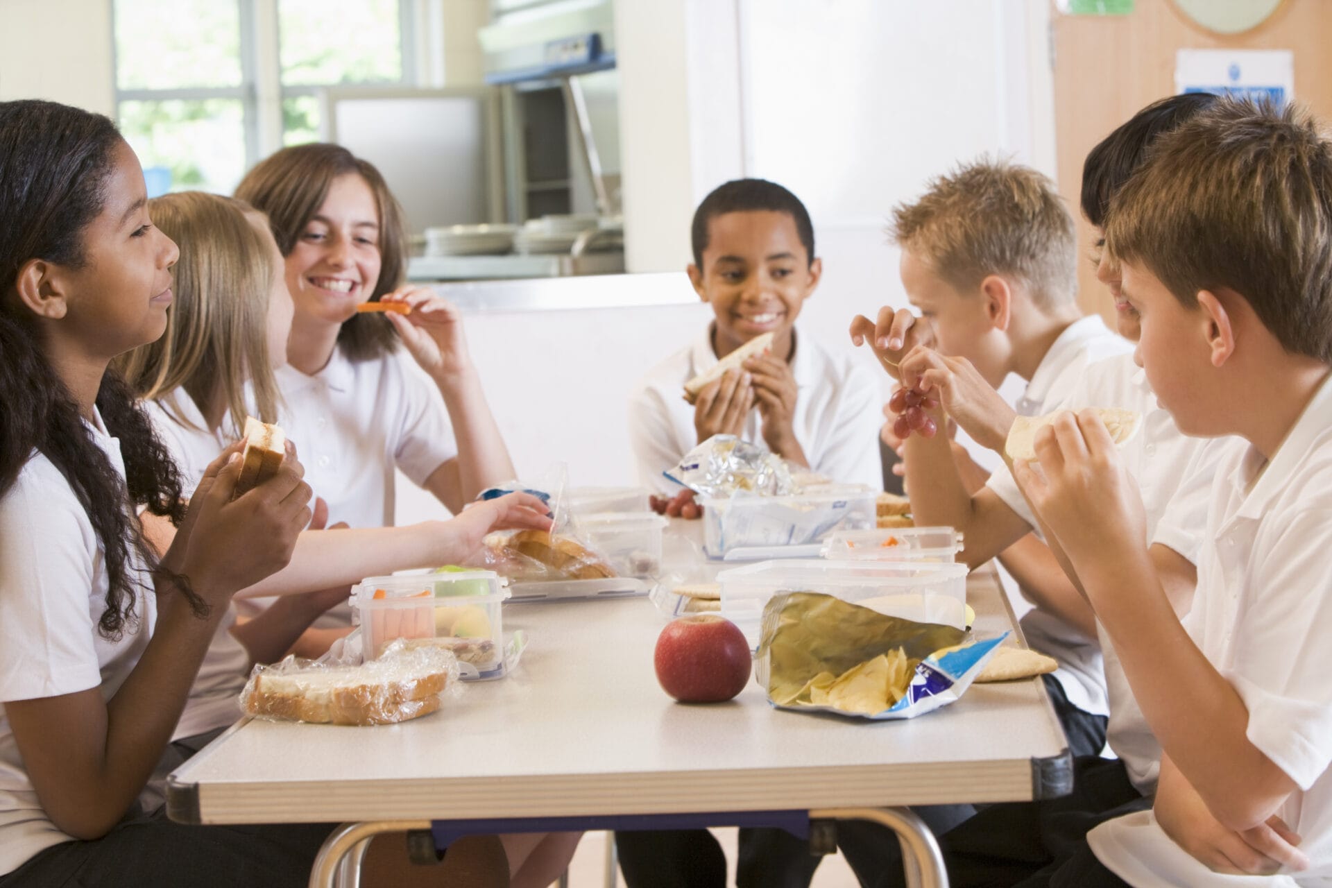 Eine Gruppe Kinder und Teenager verbringen eine unterhaltsame Mittagspause zusammen.