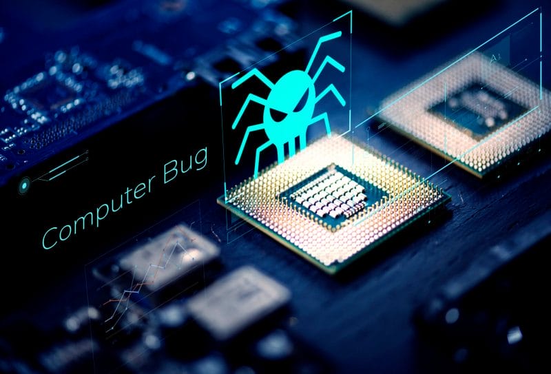 Nahaufnahme einer Computerplatine mit einem zentralen Mikrochip und holographischer Darstellung eines stilisierten Insekts über dem Chip, begleitet von den Worten "Computer Bug" in blauer Schrift.