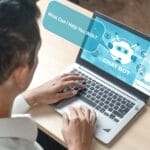 Person von hinten gesehen, wie sie an einem Laptop arbeitet, auf dem Bildschirm ist eine Chatbot-Schnittstelle mit der Frage "Womit kann ich Ihnen helfen?" zu sehen.